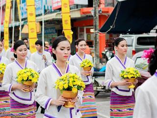 คณะศิลปศาสตร์,คณะรัฐศาสตร์และสังคมศาสตร์และวิทยาลัยการศึกษา,มหาวิทยาลัยพะเยา,ร่วมกับ,5,หน่วยงาน,และกว่า,14,ชุมชน,จัดประเพณีสืบสานวัฒนธรรมอันดีงามของจังหวัดพะเยา,“ประเพณีแห่ผ้าห่มพระธาตุจอมทอง”