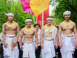 คณะศิลปศาสตร์,คณะรัฐศาสตร์และสังคมศาสตร์และวิทยาลัยการศึกษา,มหาวิทยาลัยพะเยา,ร่วมกับ,5,หน่วยงาน,และกว่า,14,ชุมชน,จัดประเพณีสืบสานวัฒนธรรมอันดีงามของจังหวัดพะเยา,“ประเพณีแห่ผ้าห่มพระธาตุจอมทอง”