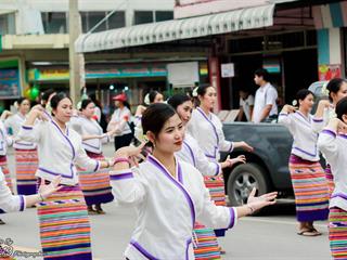 คณะศิลปศาสตร์,คณะรัฐศาสตร์และสังคมศาสตร์และวิทยาลัยการศึกษา,มหาวิทยาลัยพะเยา,ร่วมกับ,5,หน่วยงาน,และกว่า,14,ชุมชน,จัดประเพณีสืบสานวัฒนธรรมอันดีงามของจังหวัดพะเยา,“ประเพณีแห่ผ้าห่มพระธาตุจอมทอง”