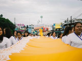 คณะศิลปศาสตร์,คณะรัฐศาสตร์และสังคมศาสตร์และวิทยาลัยการศึกษา,มหาวิทยาลัยพะเยา,ร่วมกับ,5,หน่วยงาน,และกว่า,14,ชุมชน,จัดประเพณีสืบสานวัฒนธรรมอันดีงามของจังหวัดพะเยา,“ประเพณีแห่ผ้าห่มพระธาตุจอมทอง”