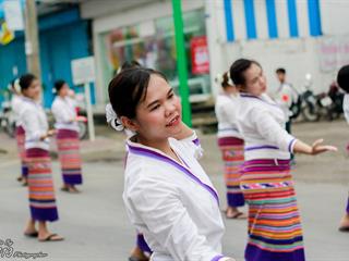 คณะศิลปศาสตร์,คณะรัฐศาสตร์และสังคมศาสตร์และวิทยาลัยการศึกษา,มหาวิทยาลัยพะเยา,ร่วมกับ,5,หน่วยงาน,และกว่า,14,ชุมชน,จัดประเพณีสืบสานวัฒนธรรมอันดีงามของจังหวัดพะเยา,“ประเพณีแห่ผ้าห่มพระธาตุจอมทอง”