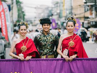 คณะศิลปศาสตร์,คณะรัฐศาสตร์และสังคมศาสตร์และวิทยาลัยการศึกษา,มหาวิทยาลัยพะเยา,ร่วมกับ,5,หน่วยงาน,และกว่า,14,ชุมชน,จัดประเพณีสืบสานวัฒนธรรมอันดีงามของจังหวัดพะเยา,“ประเพณีแห่ผ้าห่มพระธาตุจอมทอง”