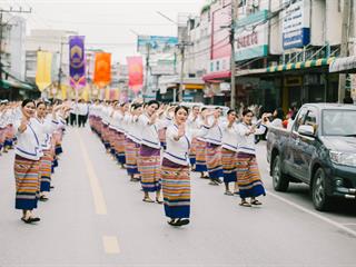 คณะศิลปศาสตร์,คณะรัฐศาสตร์และสังคมศาสตร์และวิทยาลัยการศึกษา,มหาวิทยาลัยพะเยา,ร่วมกับ,5,หน่วยงาน,และกว่า,14,ชุมชน,จัดประเพณีสืบสานวัฒนธรรมอันดีงามของจังหวัดพะเยา,“ประเพณีแห่ผ้าห่มพระธาตุจอมทอง”