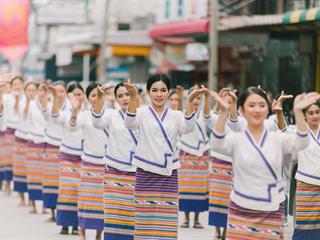 คณะศิลปศาสตร์,คณะรัฐศาสตร์และสังคมศาสตร์และวิทยาลัยการศึกษา,มหาวิทยาลัยพะเยา,ร่วมกับ,5,หน่วยงาน,และกว่า,14,ชุมชน,จัดประเพณีสืบสานวัฒนธรรมอันดีงามของจังหวัดพะเยา,“ประเพณีแห่ผ้าห่มพระธาตุจอมทอง”