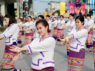 คณะศิลปศาสตร์,คณะรัฐศาสตร์และสังคมศาสตร์และวิทยาลัยการศึกษา,มหาวิทยาลัยพะเยา,ร่วมกับ,5,หน่วยงาน,และกว่า,14,ชุมชน,จัดประเพณีสืบสานวัฒนธรรมอันดีงามของจังหวัดพะเยา,“ประเพณีแห่ผ้าห่มพระธาตุจอมทอง”