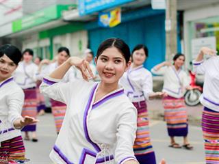 คณะศิลปศาสตร์,คณะรัฐศาสตร์และสังคมศาสตร์และวิทยาลัยการศึกษา,มหาวิทยาลัยพะเยา,ร่วมกับ,5,หน่วยงาน,และกว่า,14,ชุมชน,จัดประเพณีสืบสานวัฒนธรรมอันดีงามของจังหวัดพะเยา,“ประเพณีแห่ผ้าห่มพระธาตุจอมทอง”