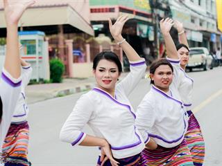 คณะศิลปศาสตร์,คณะรัฐศาสตร์และสังคมศาสตร์และวิทยาลัยการศึกษา,มหาวิทยาลัยพะเยา,ร่วมกับ,5,หน่วยงาน,และกว่า,14,ชุมชน,จัดประเพณีสืบสานวัฒนธรรมอันดีงามของจังหวัดพะเยา,“ประเพณีแห่ผ้าห่มพระธาตุจอมทอง”