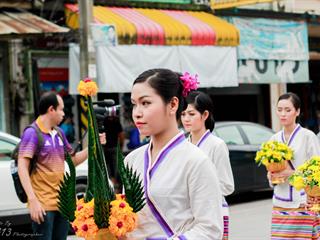 คณะศิลปศาสตร์,คณะรัฐศาสตร์และสังคมศาสตร์และวิทยาลัยการศึกษา,มหาวิทยาลัยพะเยา,ร่วมกับ,5,หน่วยงาน,และกว่า,14,ชุมชน,จัดประเพณีสืบสานวัฒนธรรมอันดีงามของจังหวัดพะเยา,“ประเพณีแห่ผ้าห่มพระธาตุจอมทอง”