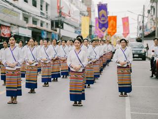 คณะศิลปศาสตร์,คณะรัฐศาสตร์และสังคมศาสตร์และวิทยาลัยการศึกษา,มหาวิทยาลัยพะเยา,ร่วมกับ,5,หน่วยงาน,และกว่า,14,ชุมชน,จัดประเพณีสืบสานวัฒนธรรมอันดีงามของจังหวัดพะเยา,“ประเพณีแห่ผ้าห่มพระธาตุจอมทอง”