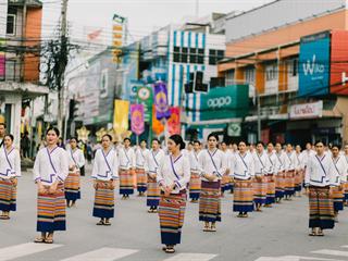 คณะศิลปศาสตร์,คณะรัฐศาสตร์และสังคมศาสตร์และวิทยาลัยการศึกษา,มหาวิทยาลัยพะเยา,ร่วมกับ,5,หน่วยงาน,และกว่า,14,ชุมชน,จัดประเพณีสืบสานวัฒนธรรมอันดีงามของจังหวัดพะเยา,“ประเพณีแห่ผ้าห่มพระธาตุจอมทอง”