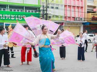 คณะศิลปศาสตร์,คณะรัฐศาสตร์และสังคมศาสตร์และวิทยาลัยการศึกษา,มหาวิทยาลัยพะเยา,ร่วมกับ,5,หน่วยงาน,และกว่า,14,ชุมชน,จัดประเพณีสืบสานวัฒนธรรมอันดีงามของจังหวัดพะเยา,“ประเพณีแห่ผ้าห่มพระธาตุจอมทอง”