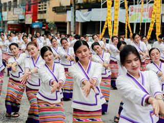 คณะศิลปศาสตร์,คณะรัฐศาสตร์และสังคมศาสตร์และวิทยาลัยการศึกษา,มหาวิทยาลัยพะเยา,ร่วมกับ,5,หน่วยงาน,และกว่า,14,ชุมชน,จัดประเพณีสืบสานวัฒนธรรมอันดีงามของจังหวัดพะเยา,“ประเพณีแห่ผ้าห่มพระธาตุจอมทอง”