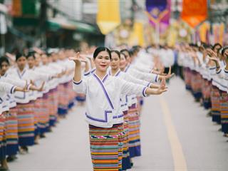 คณะศิลปศาสตร์,คณะรัฐศาสตร์และสังคมศาสตร์และวิทยาลัยการศึกษา,มหาวิทยาลัยพะเยา,ร่วมกับ,5,หน่วยงาน,และกว่า,14,ชุมชน,จัดประเพณีสืบสานวัฒนธรรมอันดีงามของจังหวัดพะเยา,“ประเพณีแห่ผ้าห่มพระธาตุจอมทอง”