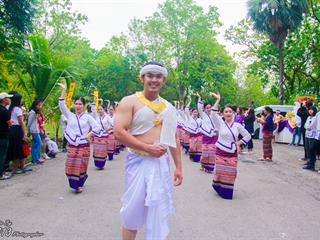 คณะศิลปศาสตร์,คณะรัฐศาสตร์และสังคมศาสตร์และวิทยาลัยการศึกษา,มหาวิทยาลัยพะเยา,ร่วมกับ,5,หน่วยงาน,และกว่า,14,ชุมชน,จัดประเพณีสืบสานวัฒนธรรมอันดีงามของจังหวัดพะเยา,“ประเพณีแห่ผ้าห่มพระธาตุจอมทอง”
