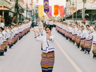 คณะศิลปศาสตร์,คณะรัฐศาสตร์และสังคมศาสตร์และวิทยาลัยการศึกษา,มหาวิทยาลัยพะเยา,ร่วมกับ,5,หน่วยงาน,และกว่า,14,ชุมชน,จัดประเพณีสืบสานวัฒนธรรมอันดีงามของจังหวัดพะเยา,“ประเพณีแห่ผ้าห่มพระธาตุจอมทอง”
