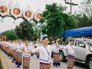คณะศิลปศาสตร์,คณะรัฐศาสตร์และสังคมศาสตร์และวิทยาลัยการศึกษา,มหาวิทยาลัยพะเยา,ร่วมกับ,5,หน่วยงาน,และกว่า,14,ชุมชน,จัดประเพณีสืบสานวัฒนธรรมอันดีงามของจังหวัดพะเยา,“ประเพณีแห่ผ้าห่มพระธาตุจอมทอง”