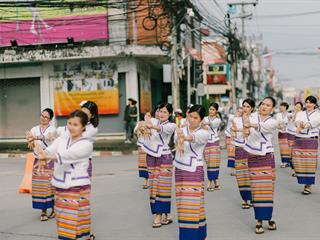 คณะศิลปศาสตร์,คณะรัฐศาสตร์และสังคมศาสตร์และวิทยาลัยการศึกษา,มหาวิทยาลัยพะเยา,ร่วมกับ,5,หน่วยงาน,และกว่า,14,ชุมชน,จัดประเพณีสืบสานวัฒนธรรมอันดีงามของจังหวัดพะเยา,“ประเพณีแห่ผ้าห่มพระธาตุจอมทอง”