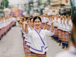คณะศิลปศาสตร์,คณะรัฐศาสตร์และสังคมศาสตร์และวิทยาลัยการศึกษา,มหาวิทยาลัยพะเยา,ร่วมกับ,5,หน่วยงาน,และกว่า,14,ชุมชน,จัดประเพณีสืบสานวัฒนธรรมอันดีงามของจังหวัดพะเยา,“ประเพณีแห่ผ้าห่มพระธาตุจอมทอง”