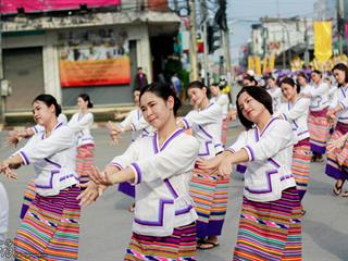 คณะศิลปศาสตร์,คณะรัฐศาสตร์และสังคมศาสตร์และวิทยาลัยการศึกษา,มหาวิทยาลัยพะเยา,ร่วมกับ,5,หน่วยงาน,และกว่า,14,ชุมชน,จัดประเพณีสืบสานวัฒนธรรมอันดีงามของจังหวัดพะเยา,“ประเพณีแห่ผ้าห่มพระธาตุจอมทอง”
