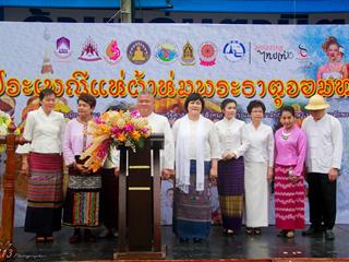 คณะศิลปศาสตร์,คณะรัฐศาสตร์และสังคมศาสตร์และวิทยาลัยการศึกษา,มหาวิทยาลัยพะเยา,ร่วมกับ,5,หน่วยงาน,และกว่า,14,ชุมชน,จัดประเพณีสืบสานวัฒนธรรมอันดีงามของจังหวัดพะเยา,“ประเพณีแห่ผ้าห่มพระธาตุจอมทอง”