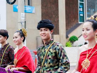 คณะศิลปศาสตร์,คณะรัฐศาสตร์และสังคมศาสตร์และวิทยาลัยการศึกษา,มหาวิทยาลัยพะเยา,ร่วมกับ,5,หน่วยงาน,และกว่า,14,ชุมชน,จัดประเพณีสืบสานวัฒนธรรมอันดีงามของจังหวัดพะเยา,“ประเพณีแห่ผ้าห่มพระธาตุจอมทอง”