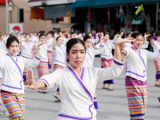 คณะศิลปศาสตร์,คณะรัฐศาสตร์และสังคมศาสตร์และวิทยาลัยการศึกษา,มหาวิทยาลัยพะเยา,ร่วมกับ,5,หน่วยงาน,และกว่า,14,ชุมชน,จัดประเพณีสืบสานวัฒนธรรมอันดีงามของจังหวัดพะเยา,“ประเพณีแห่ผ้าห่มพระธาตุจอมทอง”