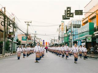 คณะศิลปศาสตร์,คณะรัฐศาสตร์และสังคมศาสตร์และวิทยาลัยการศึกษา,มหาวิทยาลัยพะเยา,ร่วมกับ,5,หน่วยงาน,และกว่า,14,ชุมชน,จัดประเพณีสืบสานวัฒนธรรมอันดีงามของจังหวัดพะเยา,“ประเพณีแห่ผ้าห่มพระธาตุจอมทอง”