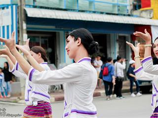 คณะศิลปศาสตร์,คณะรัฐศาสตร์และสังคมศาสตร์และวิทยาลัยการศึกษา,มหาวิทยาลัยพะเยา,ร่วมกับ,5,หน่วยงาน,และกว่า,14,ชุมชน,จัดประเพณีสืบสานวัฒนธรรมอันดีงามของจังหวัดพะเยา,“ประเพณีแห่ผ้าห่มพระธาตุจอมทอง”