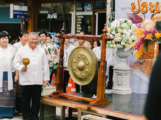 คณะศิลปศาสตร์,คณะรัฐศาสตร์และสังคมศาสตร์และวิทยาลัยการศึกษา,มหาวิทยาลัยพะเยา,ร่วมกับ,5,หน่วยงาน,และกว่า,14,ชุมชน,จัดประเพณีสืบสานวัฒนธรรมอันดีงามของจังหวัดพะเยา,“ประเพณีแห่ผ้าห่มพระธาตุจอมทอง”