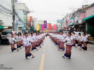 คณะศิลปศาสตร์,คณะรัฐศาสตร์และสังคมศาสตร์และวิทยาลัยการศึกษา,มหาวิทยาลัยพะเยา,ร่วมกับ,5,หน่วยงาน,และกว่า,14,ชุมชน,จัดประเพณีสืบสานวัฒนธรรมอันดีงามของจังหวัดพะเยา,“ประเพณีแห่ผ้าห่มพระธาตุจอมทอง”