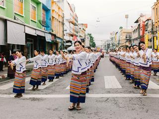 คณะศิลปศาสตร์,คณะรัฐศาสตร์และสังคมศาสตร์และวิทยาลัยการศึกษา,มหาวิทยาลัยพะเยา,ร่วมกับ,5,หน่วยงาน,และกว่า,14,ชุมชน,จัดประเพณีสืบสานวัฒนธรรมอันดีงามของจังหวัดพะเยา,“ประเพณีแห่ผ้าห่มพระธาตุจอมทอง”