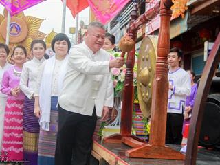 คณะศิลปศาสตร์,คณะรัฐศาสตร์และสังคมศาสตร์และวิทยาลัยการศึกษา,มหาวิทยาลัยพะเยา,ร่วมกับ,5,หน่วยงาน,และกว่า,14,ชุมชน,จัดประเพณีสืบสานวัฒนธรรมอันดีงามของจังหวัดพะเยา,“ประเพณีแห่ผ้าห่มพระธาตุจอมทอง”
