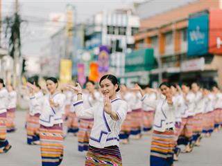 คณะศิลปศาสตร์,คณะรัฐศาสตร์และสังคมศาสตร์และวิทยาลัยการศึกษา,มหาวิทยาลัยพะเยา,ร่วมกับ,5,หน่วยงาน,และกว่า,14,ชุมชน,จัดประเพณีสืบสานวัฒนธรรมอันดีงามของจังหวัดพะเยา,“ประเพณีแห่ผ้าห่มพระธาตุจอมทอง”