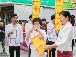 คณะศิลปศาสตร์,คณะรัฐศาสตร์และสังคมศาสตร์และวิทยาลัยการศึกษา,มหาวิทยาลัยพะเยา,ร่วมกับ,5,หน่วยงาน,และกว่า,14,ชุมชน,จัดประเพณีสืบสานวัฒนธรรมอันดีงามของจังหวัดพะเยา,“ประเพณีแห่ผ้าห่มพระธาตุจอมทอง”
