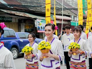 คณะศิลปศาสตร์,คณะรัฐศาสตร์และสังคมศาสตร์และวิทยาลัยการศึกษา,มหาวิทยาลัยพะเยา,ร่วมกับ,5,หน่วยงาน,และกว่า,14,ชุมชน,จัดประเพณีสืบสานวัฒนธรรมอันดีงามของจังหวัดพะเยา,“ประเพณีแห่ผ้าห่มพระธาตุจอมทอง”