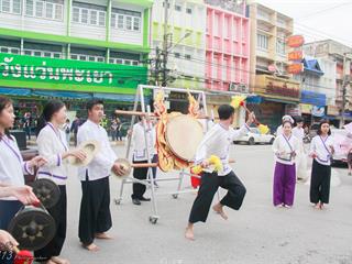 คณะศิลปศาสตร์,คณะรัฐศาสตร์และสังคมศาสตร์และวิทยาลัยการศึกษา,มหาวิทยาลัยพะเยา,ร่วมกับ,5,หน่วยงาน,และกว่า,14,ชุมชน,จัดประเพณีสืบสานวัฒนธรรมอันดีงามของจังหวัดพะเยา,“ประเพณีแห่ผ้าห่มพระธาตุจอมทอง”