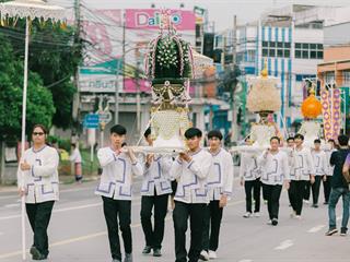 คณะศิลปศาสตร์,คณะรัฐศาสตร์และสังคมศาสตร์และวิทยาลัยการศึกษา,มหาวิทยาลัยพะเยา,ร่วมกับ,5,หน่วยงาน,และกว่า,14,ชุมชน,จัดประเพณีสืบสานวัฒนธรรมอันดีงามของจังหวัดพะเยา,“ประเพณีแห่ผ้าห่มพระธาตุจอมทอง”
