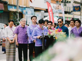 คณะศิลปศาสตร์,คณะรัฐศาสตร์และสังคมศาสตร์และวิทยาลัยการศึกษา,มหาวิทยาลัยพะเยา,ร่วมกับ,5,หน่วยงาน,และกว่า,14,ชุมชน,จัดประเพณีสืบสานวัฒนธรรมอันดีงามของจังหวัดพะเยา,“ประเพณีแห่ผ้าห่มพระธาตุจอมทอง”