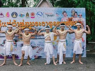คณะศิลปศาสตร์,คณะรัฐศาสตร์และสังคมศาสตร์และวิทยาลัยการศึกษา,มหาวิทยาลัยพะเยา,ร่วมกับ,5,หน่วยงาน,และกว่า,14,ชุมชน,จัดประเพณีสืบสานวัฒนธรรมอันดีงามของจังหวัดพะเยา,“ประเพณีแห่ผ้าห่มพระธาตุจอมทอง”