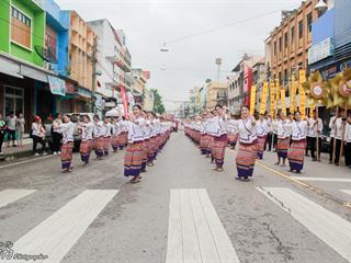 คณะศิลปศาสตร์,คณะรัฐศาสตร์และสังคมศาสตร์และวิทยาลัยการศึกษา,มหาวิทยาลัยพะเยา,ร่วมกับ,5,หน่วยงาน,และกว่า,14,ชุมชน,จัดประเพณีสืบสานวัฒนธรรมอันดีงามของจังหวัดพะเยา,“ประเพณีแห่ผ้าห่มพระธาตุจอมทอง”