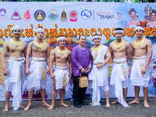 คณะศิลปศาสตร์,คณะรัฐศาสตร์และสังคมศาสตร์และวิทยาลัยการศึกษา,มหาวิทยาลัยพะเยา,ร่วมกับ,5,หน่วยงาน,และกว่า,14,ชุมชน,จัดประเพณีสืบสานวัฒนธรรมอันดีงามของจังหวัดพะเยา,“ประเพณีแห่ผ้าห่มพระธาตุจอมทอง”