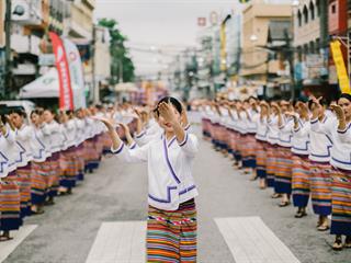 คณะศิลปศาสตร์,คณะรัฐศาสตร์และสังคมศาสตร์และวิทยาลัยการศึกษา,มหาวิทยาลัยพะเยา,ร่วมกับ,5,หน่วยงาน,และกว่า,14,ชุมชน,จัดประเพณีสืบสานวัฒนธรรมอันดีงามของจังหวัดพะเยา,“ประเพณีแห่ผ้าห่มพระธาตุจอมทอง”
