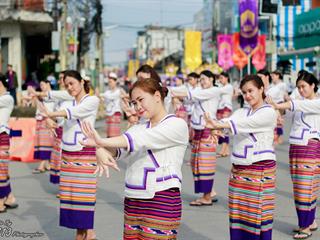 คณะศิลปศาสตร์,คณะรัฐศาสตร์และสังคมศาสตร์และวิทยาลัยการศึกษา,มหาวิทยาลัยพะเยา,ร่วมกับ,5,หน่วยงาน,และกว่า,14,ชุมชน,จัดประเพณีสืบสานวัฒนธรรมอันดีงามของจังหวัดพะเยา,“ประเพณีแห่ผ้าห่มพระธาตุจอมทอง”