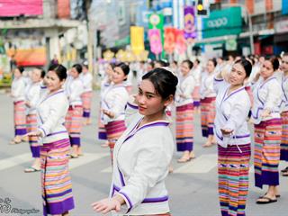คณะศิลปศาสตร์,คณะรัฐศาสตร์และสังคมศาสตร์และวิทยาลัยการศึกษา,มหาวิทยาลัยพะเยา,ร่วมกับ,5,หน่วยงาน,และกว่า,14,ชุมชน,จัดประเพณีสืบสานวัฒนธรรมอันดีงามของจังหวัดพะเยา,“ประเพณีแห่ผ้าห่มพระธาตุจอมทอง”