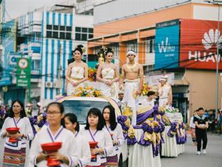 คณะศิลปศาสตร์,คณะรัฐศาสตร์และสังคมศาสตร์และวิทยาลัยการศึกษา,มหาวิทยาลัยพะเยา,ร่วมกับ,5,หน่วยงาน,และกว่า,14,ชุมชน,จัดประเพณีสืบสานวัฒนธรรมอันดีงามของจังหวัดพะเยา,“ประเพณีแห่ผ้าห่มพระธาตุจอมทอง”