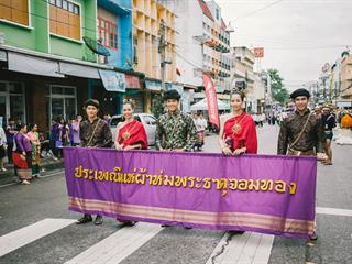 คณะศิลปศาสตร์,คณะรัฐศาสตร์และสังคมศาสตร์และวิทยาลัยการศึกษา,มหาวิทยาลัยพะเยา,ร่วมกับ,5,หน่วยงาน,และกว่า,14,ชุมชน,จัดประเพณีสืบสานวัฒนธรรมอันดีงามของจังหวัดพะเยา,“ประเพณีแห่ผ้าห่มพระธาตุจอมทอง”