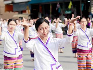 คณะศิลปศาสตร์,คณะรัฐศาสตร์และสังคมศาสตร์และวิทยาลัยการศึกษา,มหาวิทยาลัยพะเยา,ร่วมกับ,5,หน่วยงาน,และกว่า,14,ชุมชน,จัดประเพณีสืบสานวัฒนธรรมอันดีงามของจังหวัดพะเยา,“ประเพณีแห่ผ้าห่มพระธาตุจอมทอง”