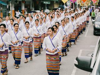 คณะศิลปศาสตร์,คณะรัฐศาสตร์และสังคมศาสตร์และวิทยาลัยการศึกษา,มหาวิทยาลัยพะเยา,ร่วมกับ,5,หน่วยงาน,และกว่า,14,ชุมชน,จัดประเพณีสืบสานวัฒนธรรมอันดีงามของจังหวัดพะเยา,“ประเพณีแห่ผ้าห่มพระธาตุจอมทอง”