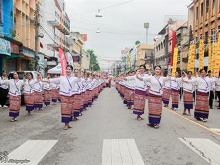 คณะศิลปศาสตร์,คณะรัฐศาสตร์และสังคมศาสตร์และวิทยาลัยการศึกษา,มหาวิทยาลัยพะเยา,ร่วมกับ,5,หน่วยงาน,และกว่า,14,ชุมชน,จัดประเพณีสืบสานวัฒนธรรมอันดีงามของจังหวัดพะเยา,“ประเพณีแห่ผ้าห่มพระธาตุจอมทอง”