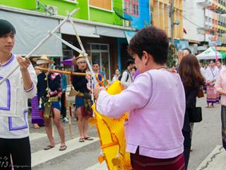 คณะศิลปศาสตร์,คณะรัฐศาสตร์และสังคมศาสตร์และวิทยาลัยการศึกษา,มหาวิทยาลัยพะเยา,ร่วมกับ,5,หน่วยงาน,และกว่า,14,ชุมชน,จัดประเพณีสืบสานวัฒนธรรมอันดีงามของจังหวัดพะเยา,“ประเพณีแห่ผ้าห่มพระธาตุจอมทอง”